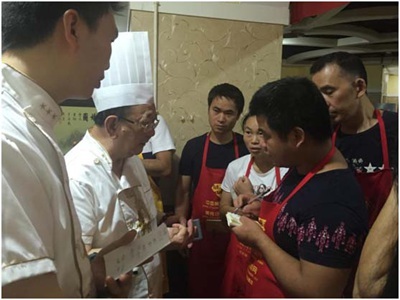 重慶餐飲界大咖董大師親臨隨手香餐飲創(chuàng)業(yè)培訓(xùn)基地進(jìn)行技術(shù)交流，轟動(dòng)全場(chǎng)！